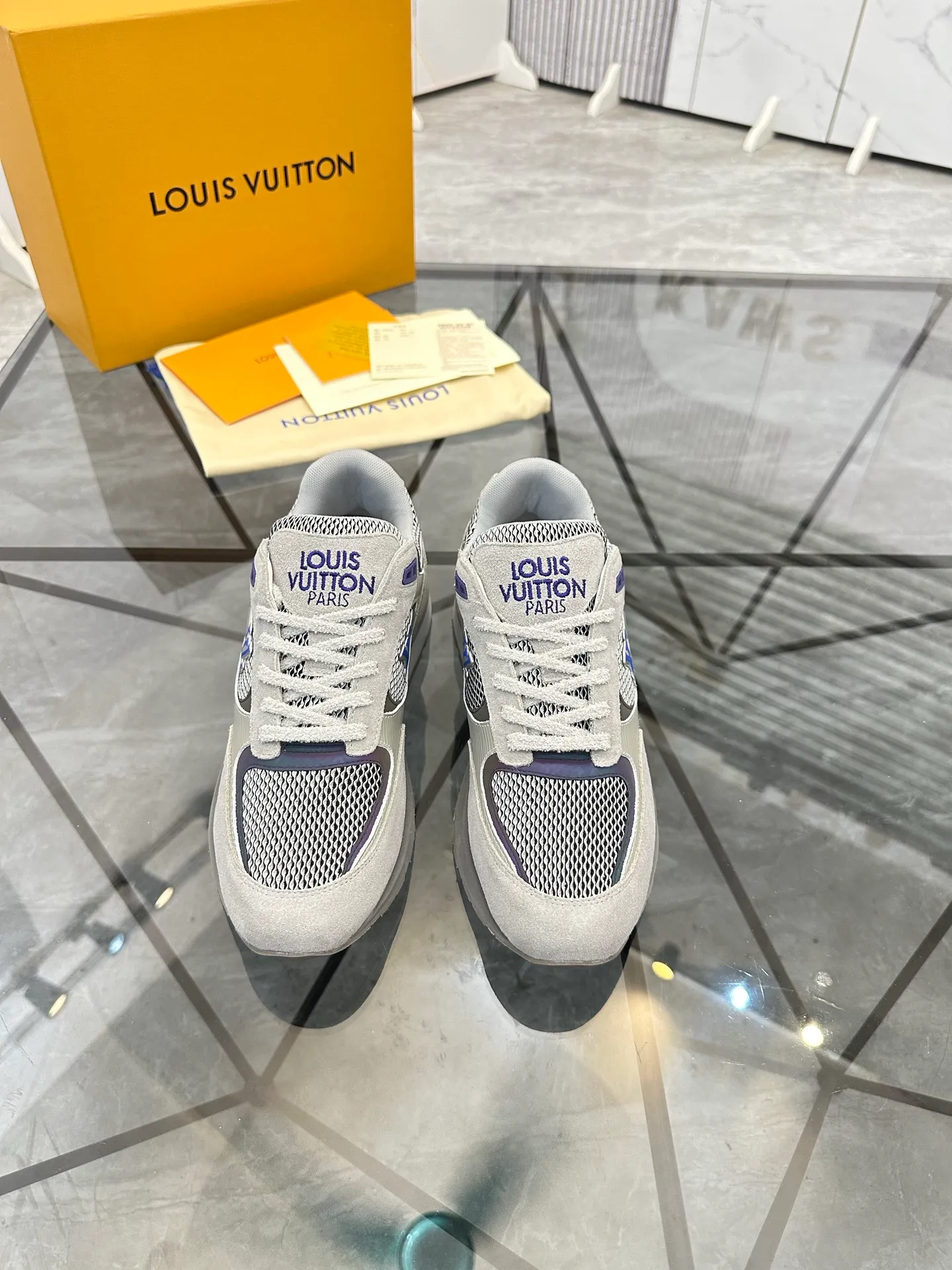 Men's shoes for sale 💰: 💰P660¥ High-end top quality Product trademark: LV * "Louis Vuitton*" low-top casual shoes Regular size: 39-45 (can be customized to 46) Product materials: upper imported first-layer cowhide spliced ​​nubuck leather ➕ breathable cotton mesh, breathable lining, original outsole. No.: H201